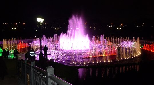 Цветомузыкальный фонтан в музее-заповеднике "Царицыно"