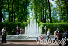 Запуск фонтанов в Летнем саду в Санкт-Петербурге