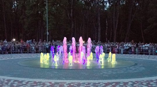 Цветомузыкальный пешеходный фонтан в Новомосковске