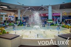Необычный фонтан в торговом центре во Владивостоке