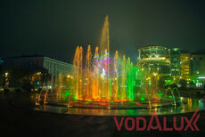 Пешеходный цветомузыкальный фонтан на площади в Курске