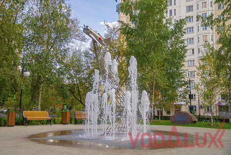 Пешеходный фонтан со скульптурой в московском сквере