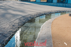 Кольцевой ручей с водной игровой площадкой в ЖК Роттердам в Москве.