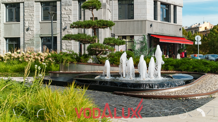 Футуристичные фонтаны в Санкт-Петербурге в парадном дворе ЖК