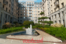 Два новых гранитных фонтана в парадном дворе элитного ЖК