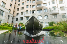 Два новых гранитных фонтана в парадном дворе элитного ЖК