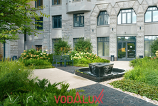 Два новых гранитных фонтана в парадном дворе элитного ЖК