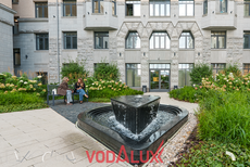 Два новых гранитных фонтана в парадном дворе элитного ЖК