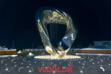 Скульптурный фонтан в виде ленты Мёбиуса