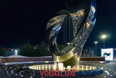 Скульптурный фонтан в виде ленты Мёбиуса