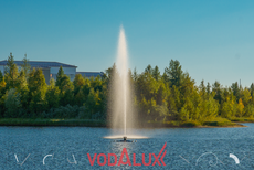 Плавающая фонтанная установка в центре озера Молодежное в Новом Уренгое