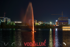 Плавающая фонтанная установка в центре озера Молодежное в Новом Уренгое